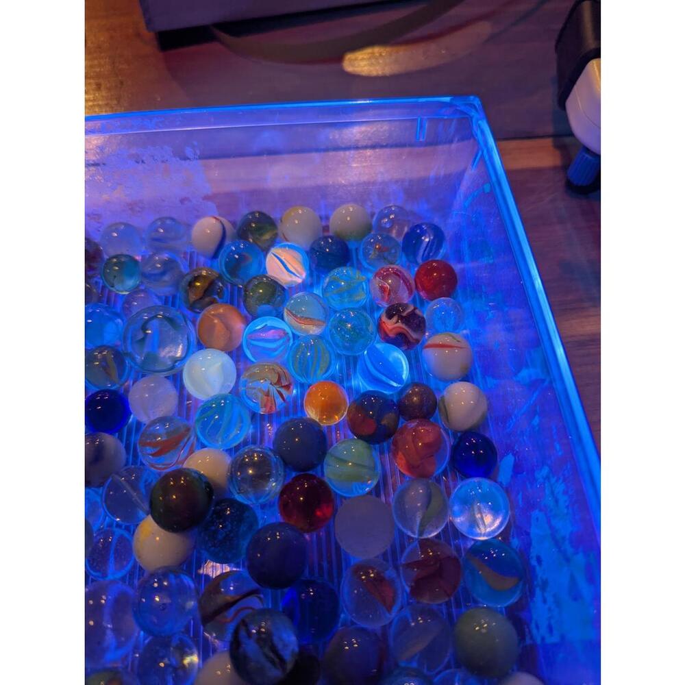 100 marbles 2 shooters Dirty/possible damage Antique-modern, some UV react 5 - Picture 4 of 5
